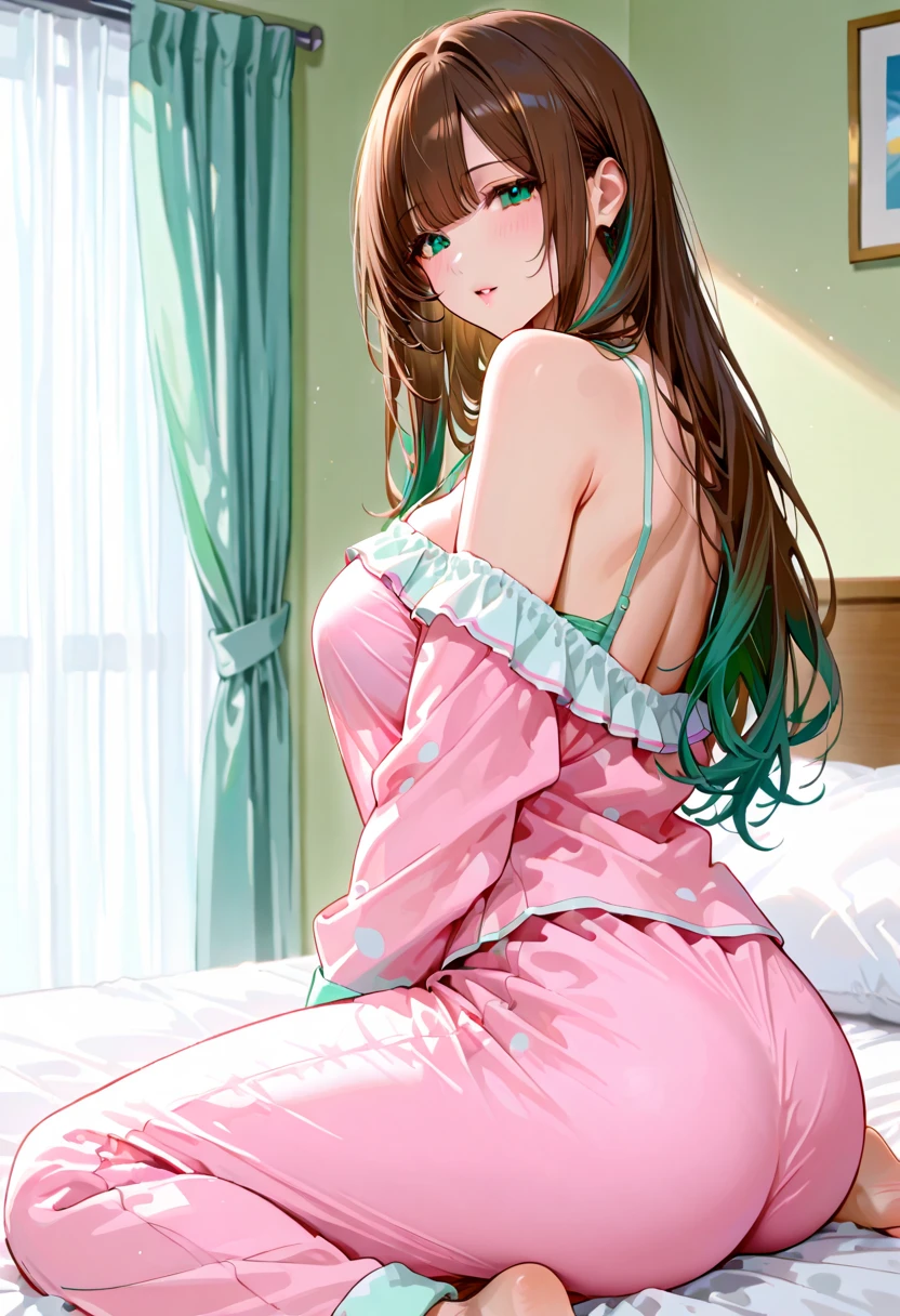 mulher pequena magrinha com um vestido casual dentro de casa deitada no sofa dormindo