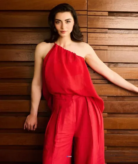 Bonita, cabelo vermelho, magra, seios grandes, roupa curta preta