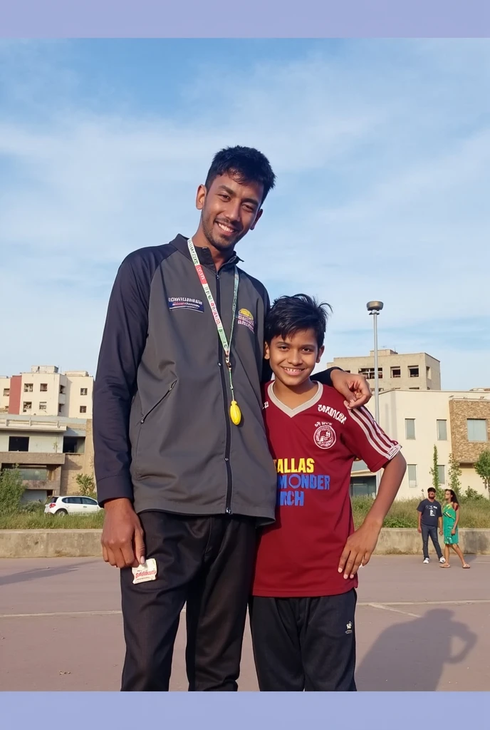 father carrying his little son on his shoulders, el hijo sostiene una pelota de basquet