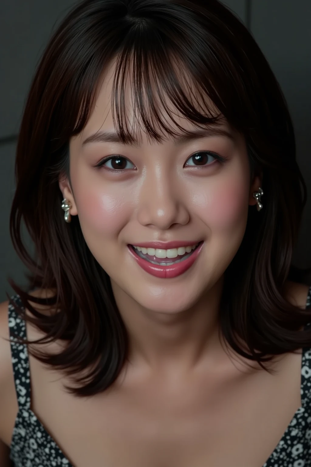 Masterpiece、Highest quality、Japan、woman、Age 35、164cm、45kg、Dcup、Her hair is a wavy bob.、After work、Night in Roppongi、Going out for drinks together、Walking around town、Looking at me with a smile