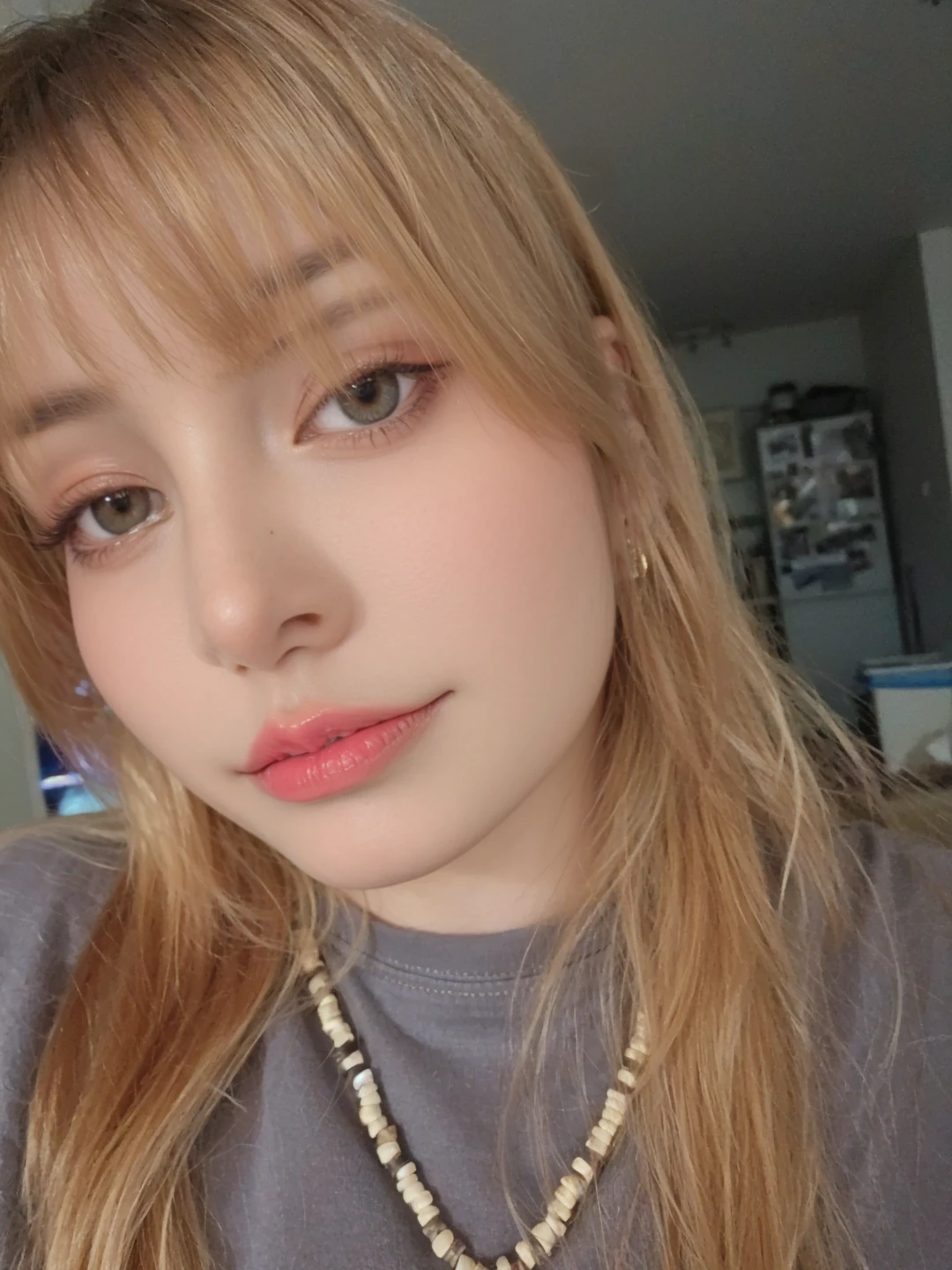 Mulher loira com cabelo vermelho e top preto posando para uma foto, fotografia de baixa qualidade, Fotografia selfie 8k, foto de baixa qualidade, imagem de qualidade muito baixa, 🤤 retrato da menina, selfie de uma jovem mulher, imagem frontal, 8k)), Tiro na Nikon Z9, cabelos castanhos-loiros rosto bonito, Tomado com Sony Alpha 9, Tiro em Leica SL2