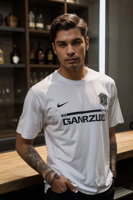 Jogador de futebol com a camisa do paris fc azul escura, homem branco e tatuado