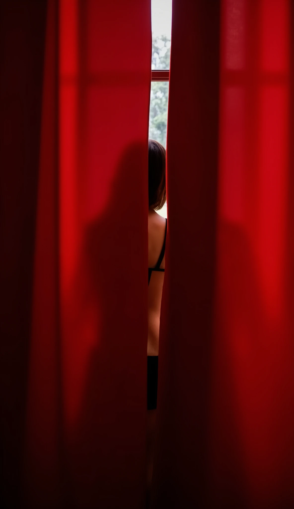 behind the red curtain, the elegant posture of a woman is vaguely revealed,Light and shadow are projected onto the curtain,Hazy and beautiful,Oriental classical atmosphere,Silhouette effect,in a room with dim and soft light in the background,Full of mystery。