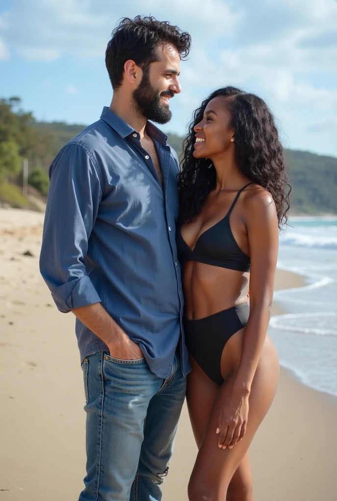 Casal de namorados em uma foto Grinning na praia. He is strong dark, short hair and no beard. She is black with straight black hair, Grinning 