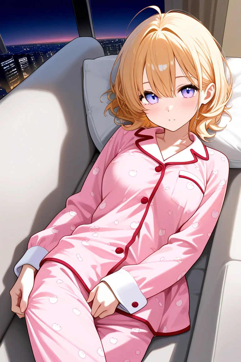 She whispers in bed at night　One person　　pajamas