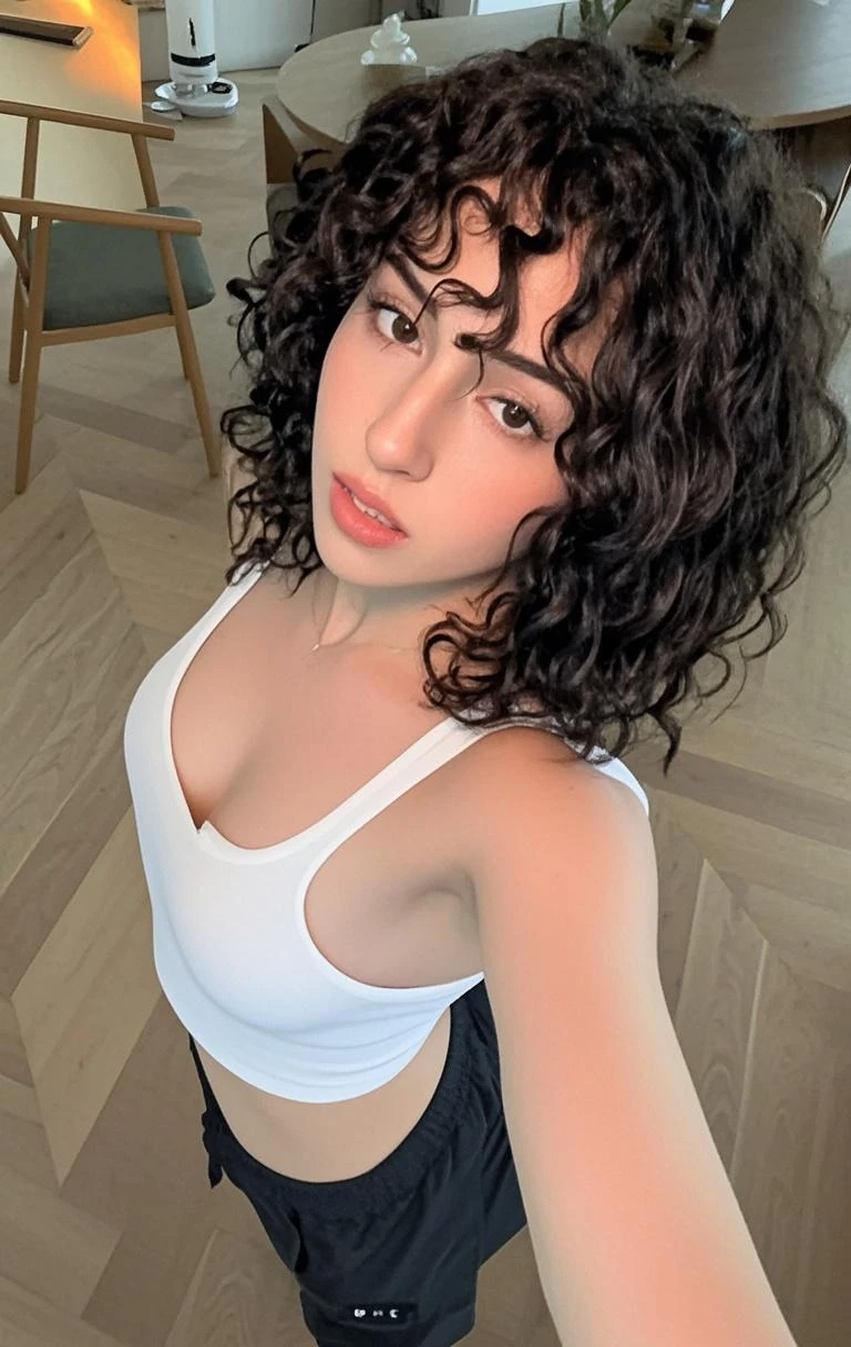 American girl white skin, about 30 years old curly hair 12 inches long, short curly hair, black curly hair, curly bang, very short curly hair, Messy curls, Curly black hair Natural black hair, full body, DENIM SHORT BLOUSE SHORT BLACK, poses to the viewer, open mouth smile. (((SMALL BUST))) in hotel room
(SLIM BODY WOMAN)