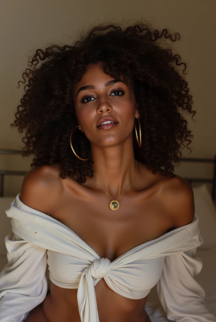 Araffe mulher com peito grande posando na cama em um quarto, linda linda mulher, beleza de cair o queixo, linda mulher, com afro, afro encaracolado, belo corpo e rosto detalhados, cabelos cacheados, beleza de cair o queixo, beautiful city only black women, modelo do instagram, linda mulher, beleza estonteante, senhora sedutora, linda modelo, Pele clara, foto de uma linda mulher, Minimalist white photo studio background.