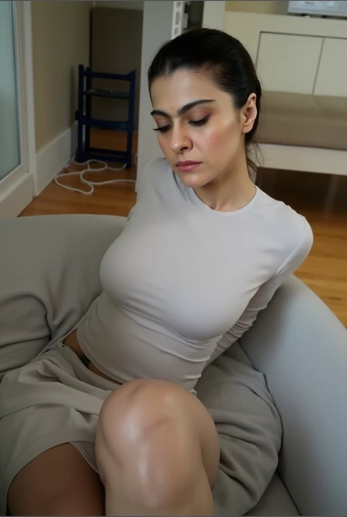 there is a woman in white underwear lying on a sofa, em seus primeiros 30, her belly button is exposed, Filmagens em VHS, ela tem cerca de 35 anos, she is in my bed in a bikini, she is posing, tocando suas roupas, Bom, home video footage, ela tem cerca de 35 anos, high resolution, alta qualidade, 8k.