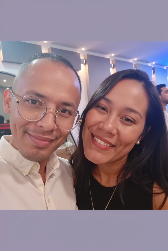 casal sorrindo apaixonados olhar romantico lugar publico