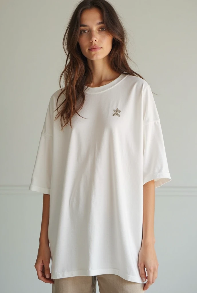 Chica,vestida con una sudadera blanca,