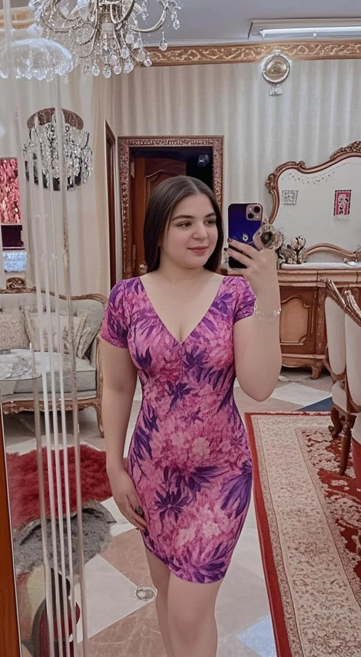 Uma Mulher linda extremamente realista, muito linda, sexy, bunda grande, pernas grossas, usando saia e blusa tomara que caia, tirando selfie no espelho, fundo um dormitorio