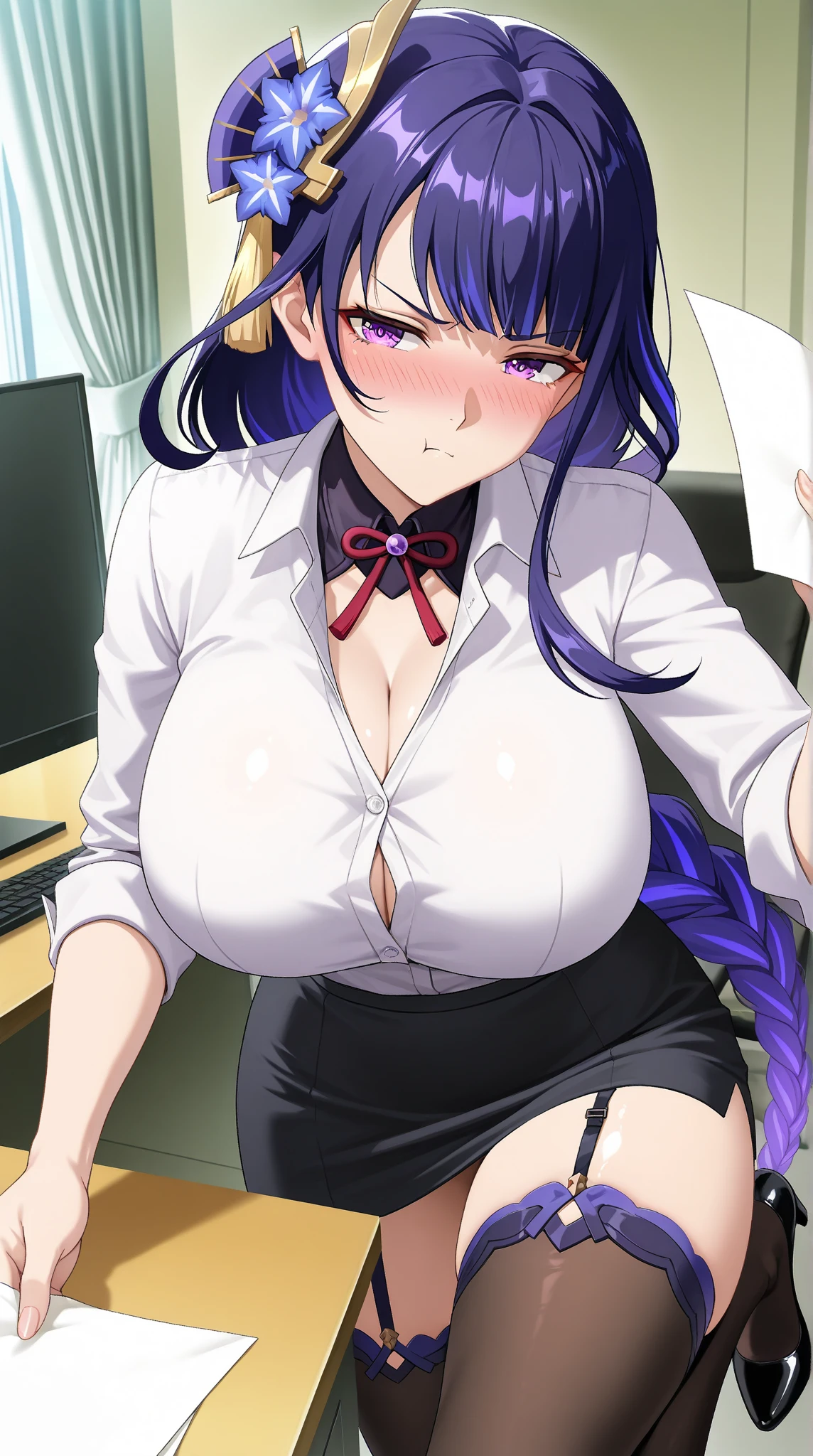 Una chica en la oficina vestida de secretaria sexy con la camisa poco abotonada mostrando los pechos, mostrando el culo, apoyada en la mesa, usando panti medias