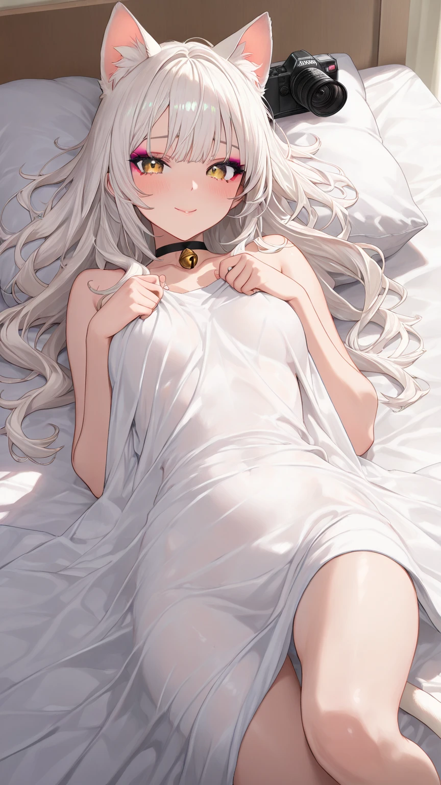Silk white camisole bra, flowing hair, warm smile, yellow eyes, black diamond-shaped horn-like hairpins, white silk bed,
