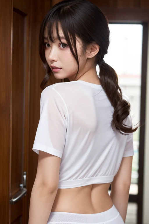 The beauty in a white vest sat cross-legged on the bed with her back to me,Look up at the view。