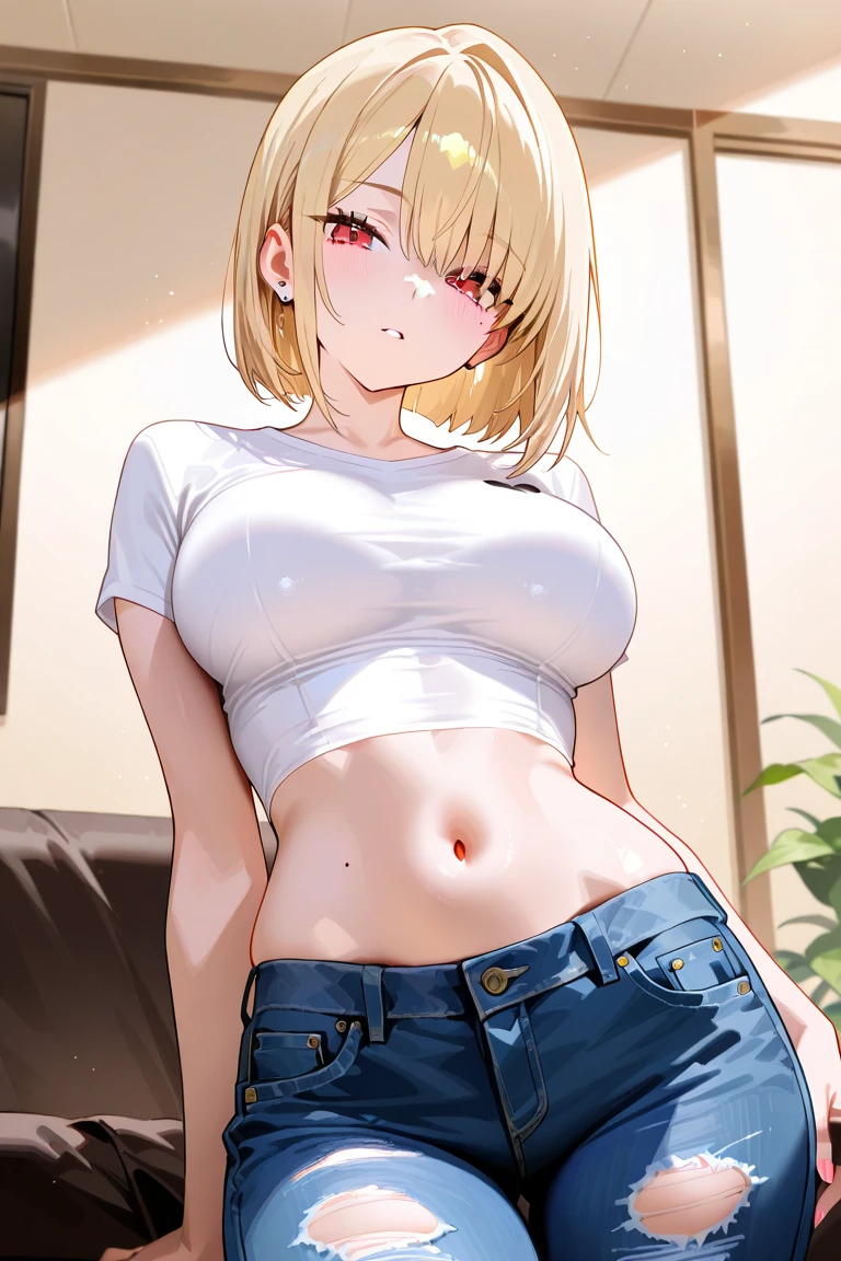 Hermosa chica rubia con pelo largo y ondulado con una coleta. Muy sexy con tetas muy pero que muy grandes, enormes desnuda y solo con una camisa blanca abierta y con un tanga tiro de vaquero. vista frontal. fondo de habitacion tetas enormes