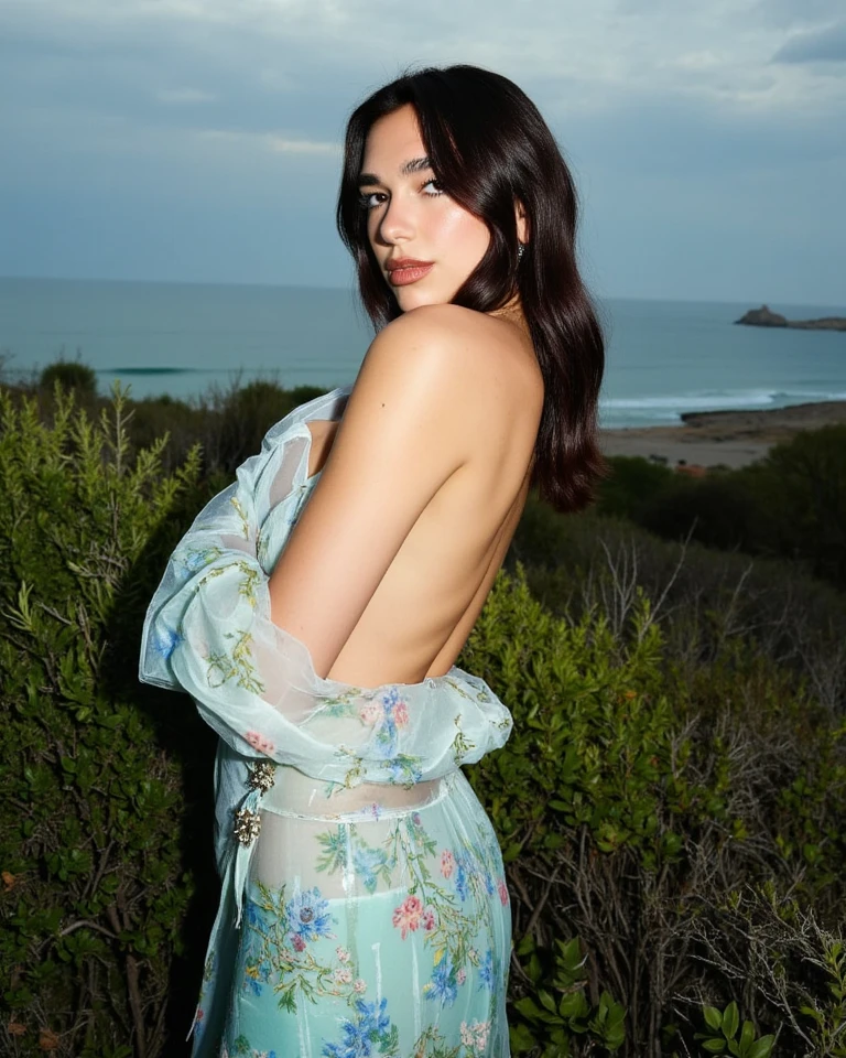 Imagine uma mulher em um ambiente natural, like a beach at sunset or a field of flowers on a sunny morning. She is wearing light, fluid clothes that highlight her silhouette in a subtle and elegant way..