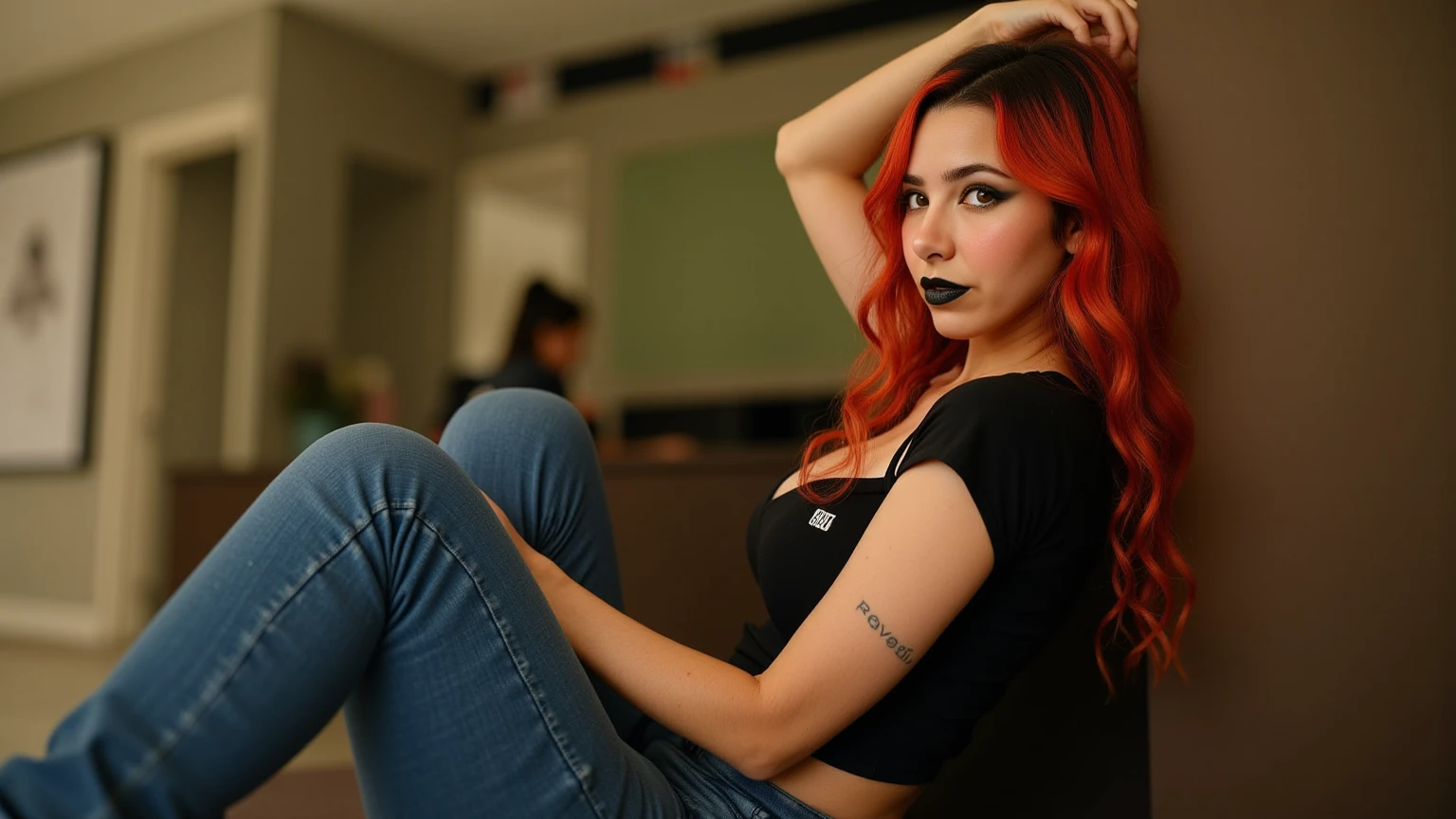 Woman with red hair sitting on a bench with a tattoo on her arm, com tatuagens, Coberto, com cabelos ruivos cacheados, Tatuado, Retrato no meio da foto, Tirada com uma Canon EOS 5D, Tirado com uma Canon EOS 5 D, infp mulher jovem, inspired by Amelia Peláez, by Amelia Peláez, Tiro em Leica SL2