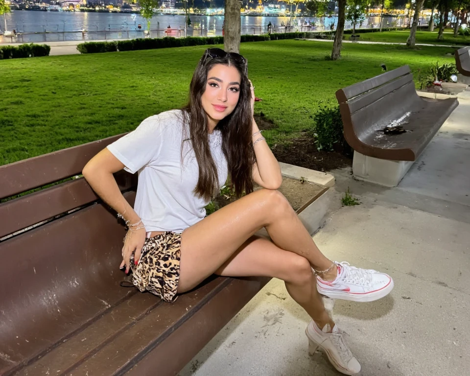 23-year-old hyperrealistic Latin girl with freckles in selfie mode for Instagram influencer, ropa elegante, zapatos deportivos, cuerpo completo, mirada sexy, hiperrealista