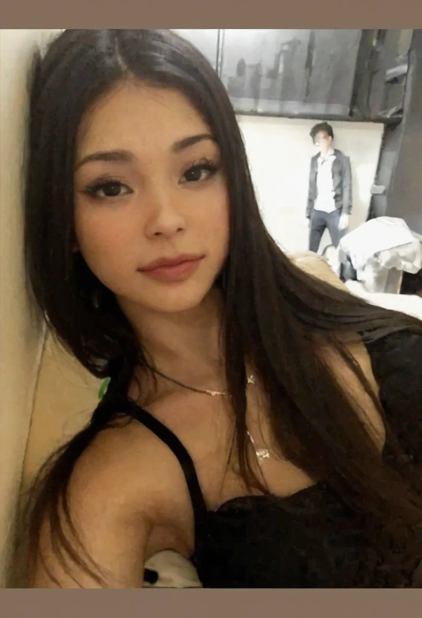 linda modelo posando linda, cabelo escuro, olhos escuros, corpo fitness 
