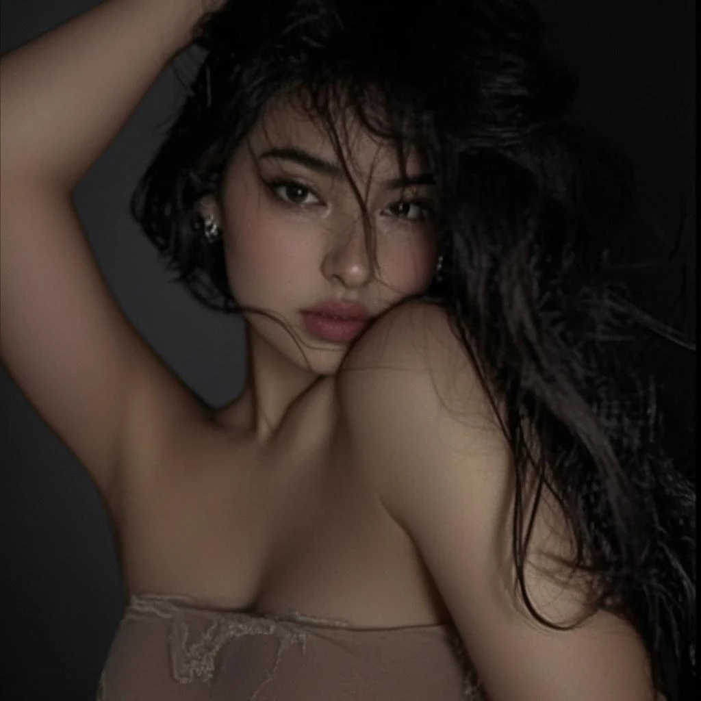 tem uma mulher com um cabelo afro bem grande sentada em uma cama, Encaracolado bangs, com afro, Encaracolado afro, Encaracolado haired, black Encaracolado hair, long Cabelo Afro, Encaracolado dark hair, Encaracolado, long wild black Encaracolado hair, Encaracolado hair, cabelo natural, Encaracolado black hair, garota negra, seu rosto emoldurado por cachos, afro, Cabelo Afro, brown Encaracolado hair, olhos castanho mel