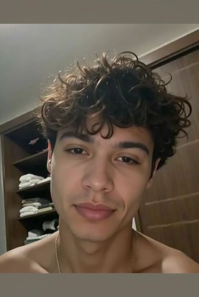 Photo of a slim 17 year old boy with curly hair., Don'No lo hace tan guapo, dale un 8 sobre 10 en belleza