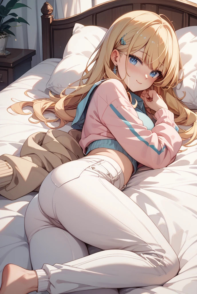 The size of the ass of a long-haired 19-year-old Japanese college girl、Bigger than the palm of your hand、Relaxing on the couch at home on a holiday、White fluffy pants