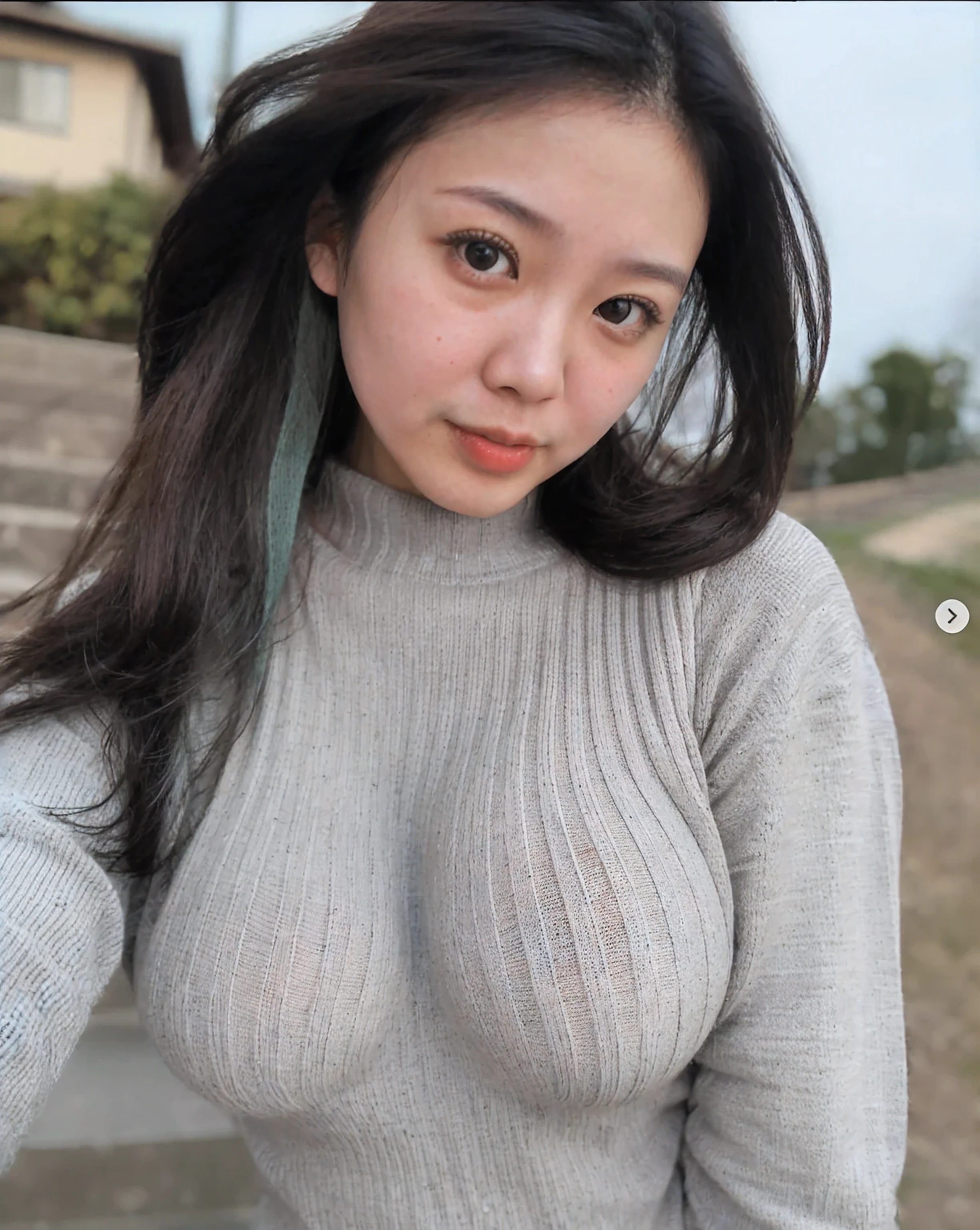 fat girl、Wearing a white knitted sweater、Long sweater、Thick waist、Big Belly、Large Breasts、Japanese、Round face、、drooping eyes、Laughter、Open your arms、Spread your legs、outside the blue sky、Realistic、Realisticな、fold your hands behind your back、Shoulders show bare skin