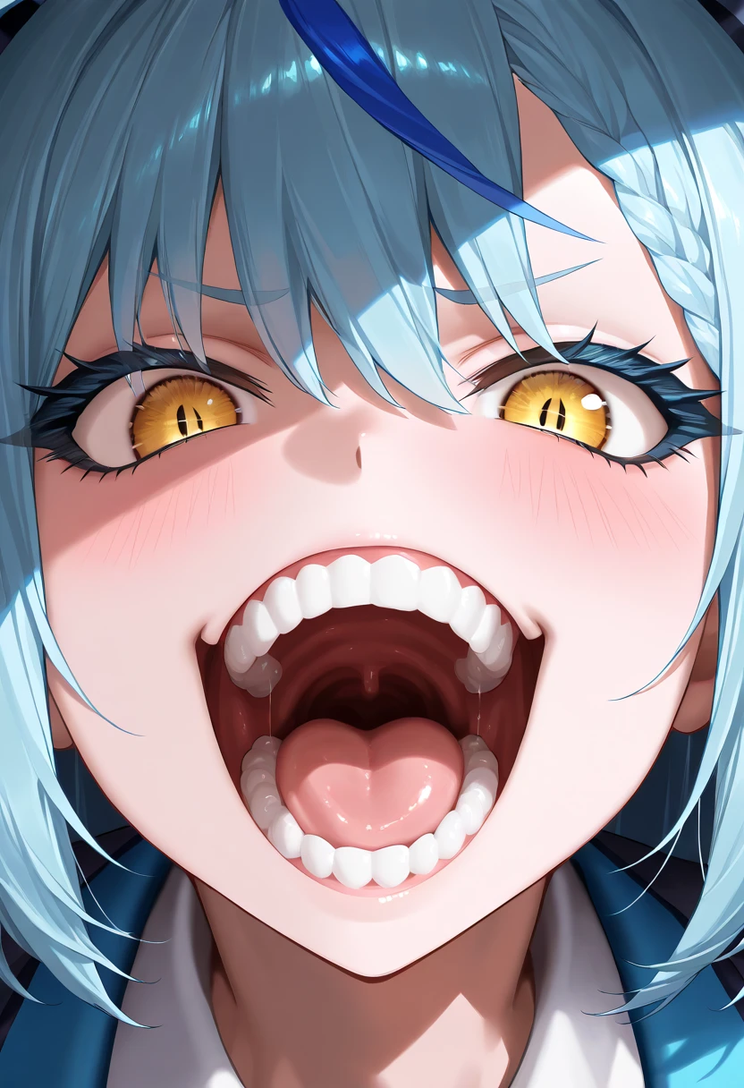 The dentist holds a tooth,mtu