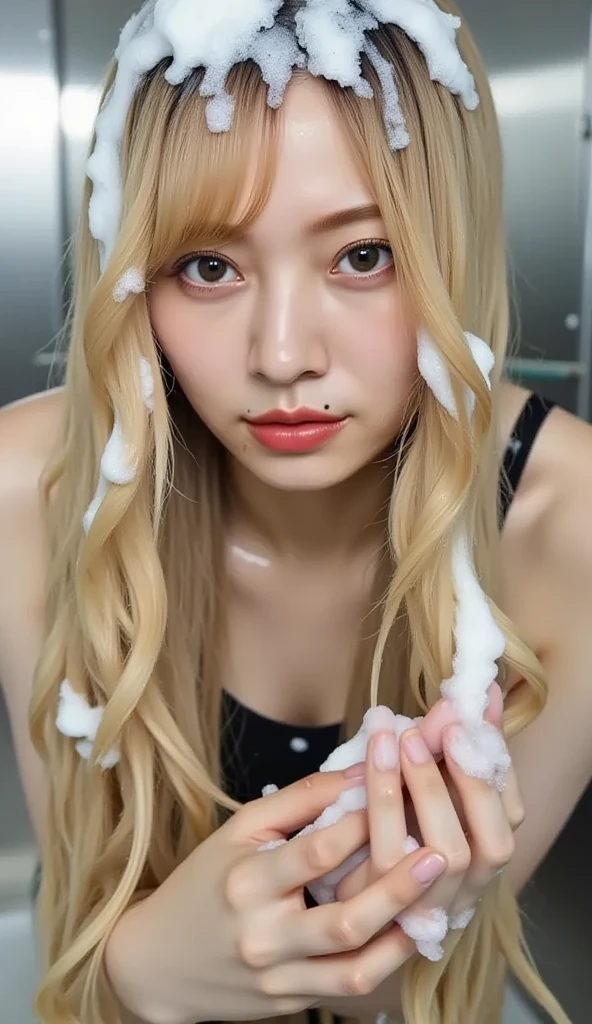 (Highest quality, 4K, 8k, High resolution, masterpiece:1.2), Very detailed, (Realistic, photoRealistic, photo-Realistic:1.37)、smile、Japanese、Blonde、(Completely naked)、(((Bukkake)))、Lips parted,