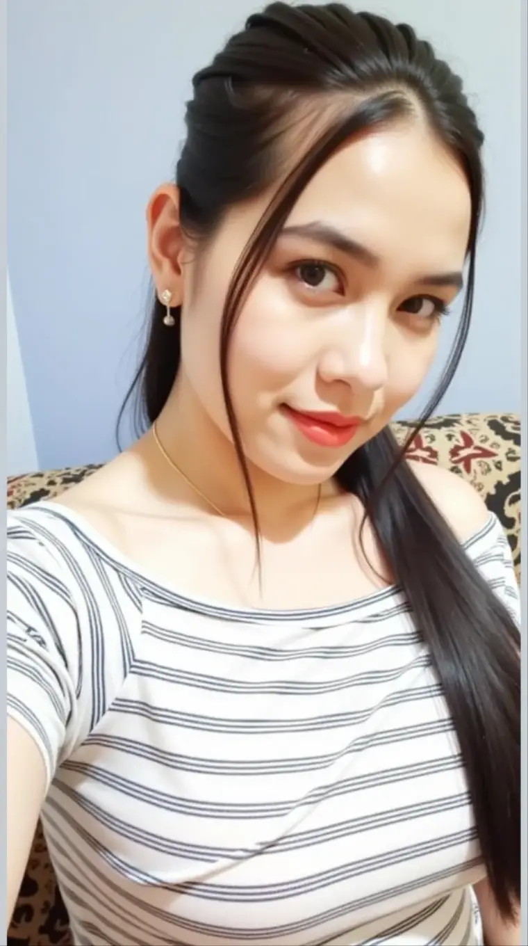 ((best qualtiy, 8K, tmasterpiece:1.3)), A pretty maiden，Pure，Melon seed face，gentle and cute，A sweet smile，Pure desire，Thin stature，(frontage)，(Tilt your head)，staring right into camera，Light gray top，(sweat shorts)，Cropped shirt，Open navel，Short-sleeved，Light gray shirt，Tight shirt，Light white top，Black silky long, Straight hair，Long hair up to the shoulders flowing over the shoulders，round black big eyes，Clear big eyes，Hydrated red lips，Sweet, room, Dim lighting, Sleeping pose, ((selfie)), her hand forward,15 years old, don't wear make up, Dull face