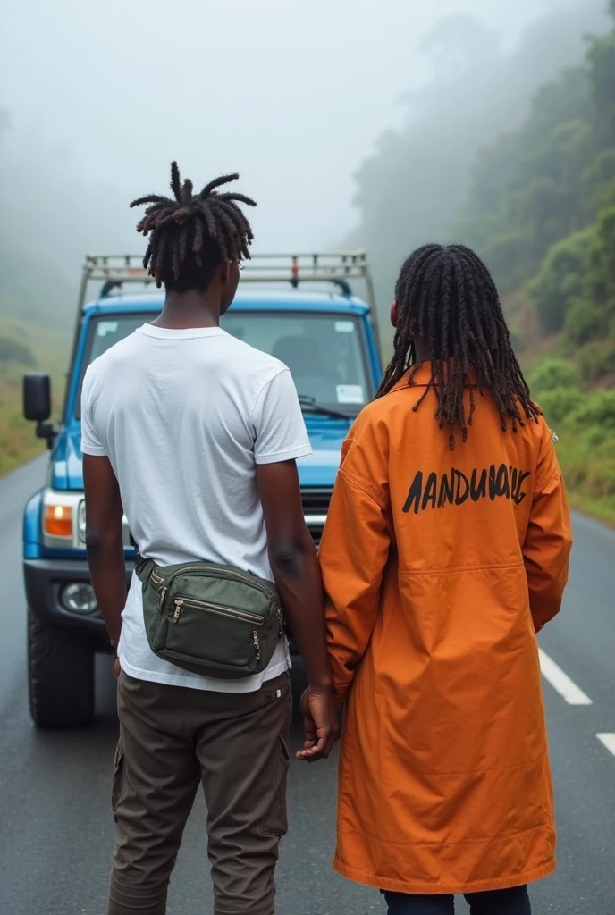Une gentille femme noire avec des dreadlocks marchant dans la rue avec son gros chien
