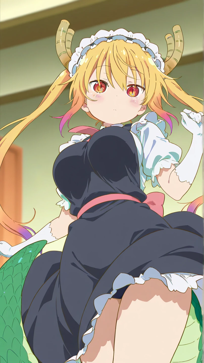 tohru,1 garota, Sozinho, vestida de maid, sorridente, fundo simples, vestido brocado, Rear view, bumbum grande, voluptuosa, Rolled arms, Looking back