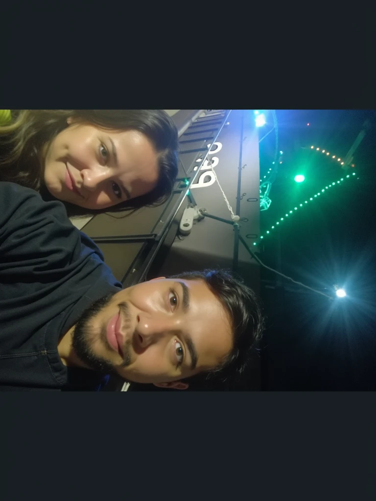 Um retrato de um casal de 25 anos em roupas casuais, noite, rua da cidade, (pele altamente detalhada: 1.2), 8k uhd, dslr, gentle illumination, alta qualidade, movie grain, Fujifilm XT3
