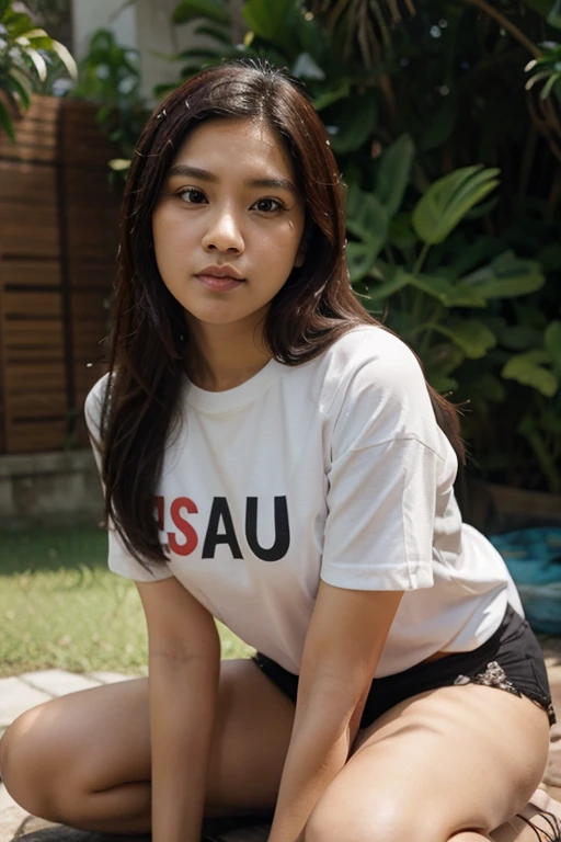 seorang pria berusia 20 tahun sedang bermain turnamen catur memakai baju rapih background sponsor turnamen realistis. foto asli