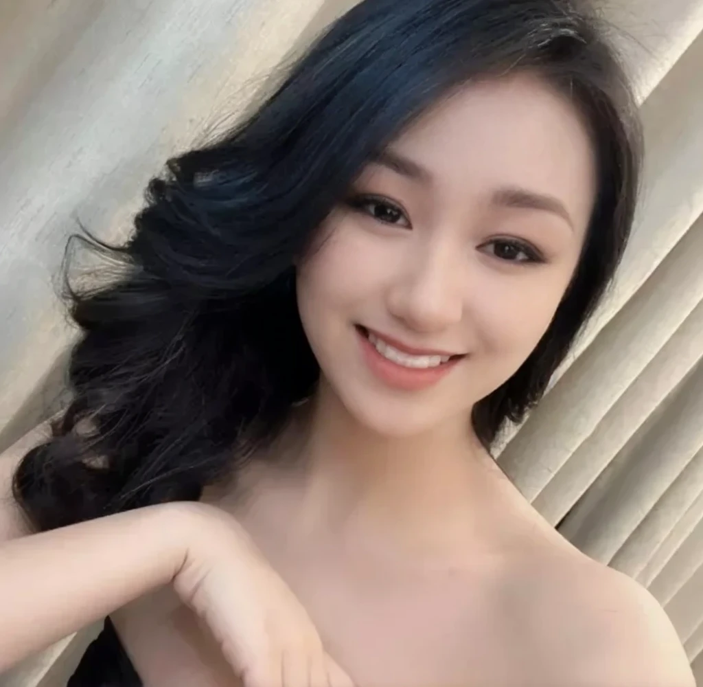 ((Best quality, 8k, Masterpiece :1.3)), 1girl, taking selfie, closeup, smiling, Pretty woman, (Dark brown hair), full length dress :1.1, Ultra-detailed face, Detailed eyes, Double eyelid, blur background