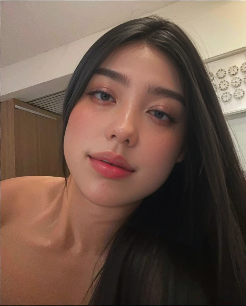 Mujer arafed con largo cabello negro recostada en una cama, 🤤 girl portrait, con pelo largo y ojos penetrantes, anastasia ovchinnikova, 18 years, anna nikonova aka newmilky, Violeta Myers, Victoria Gavrilenko, Dasha Taran, pelo negro y ojos grandes, 19 year old girl, Angelina Stroganova