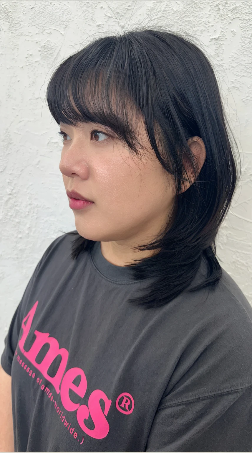 Short sleeve shirt、40A chubby Japanese woman in her thirties、(White wall in the background、Gray Hair)、profile、Don't look at the camera、Photographed in front of a white wall、Layered Cut、Very delicate hair、(In a room with white walls and windows)、((Highest quality、8k、masterpiece:1.3))、Ultra-high resolution、(photoGenuineistic:1.4)、RAW Photos、Japanese,(detailed aspects)、Genuine、Photographed in natural light、Highly detailed face and skin texture、Highly detailed lips、The correct state of the human body、Shortcuts、short hair、Various poses、Natural color lip