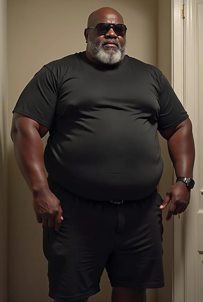 (Un hombre africano calvo cacheton gigante, obeso, barrigon, serio, grumpy 50 year old with (35 metros de altura) como (guardaespalda) con un (enorme vientre, corpulento con (forma redonda) con un (cuerpo completo), sitting at a cramped small table with a huge distended belly sticking out to the side like a (Beach ball), (usando un traje elegante), (black pants), (gafas de sol) su vientre es parecido a un enorme globo hinchado de (800 libras) lleno de agua colgando entre sus rodillas, con sus brazos abiertos) 