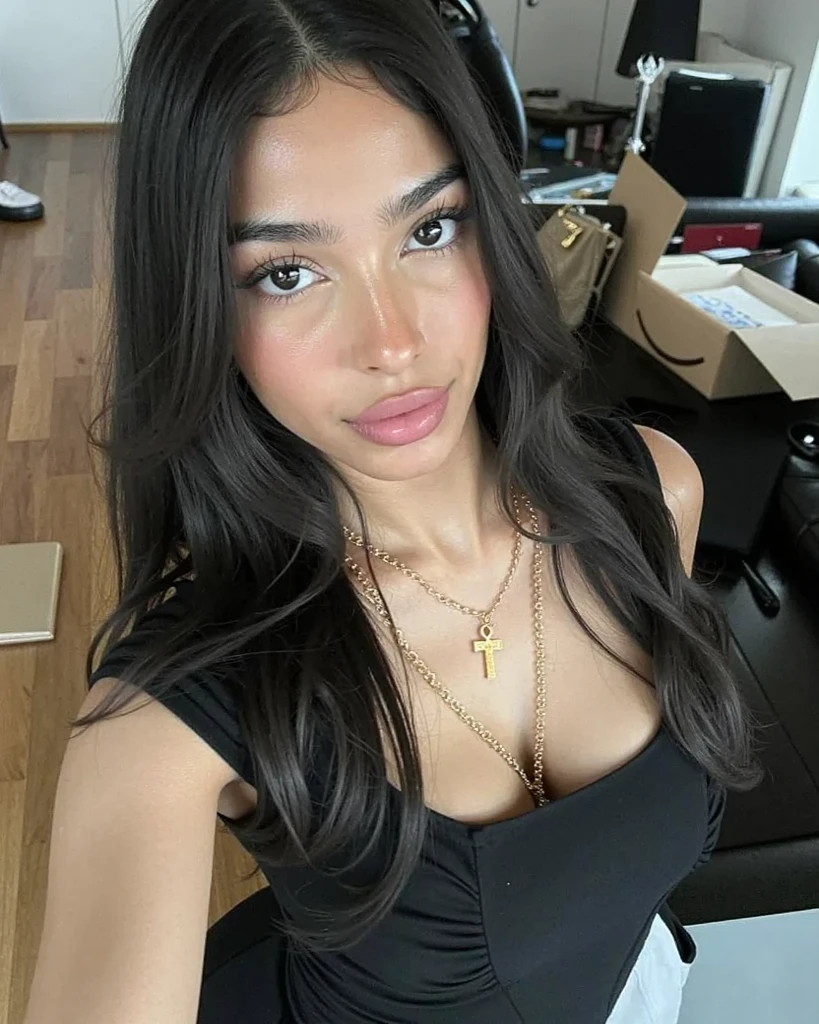 Young Thai woman, Fit physique, fitness physique, wearing sexy black lingerie sitting on the couch with legs open, corps sexy, (8k), (Best quality), (Masterpiece:1.3), (Realstic), (photoreallistic:1.34), Ultra-detailed, [beautiful detailed  eyes], (sourire), (sourire), (beautiful nose detailed), [very long blonde hair], (haut court), lingerie noire, (superbes seins taille normale), (gros plan), profondeur de champ, full body view, sitting on sofa, legs spread, showing crotch, pieds en l'air