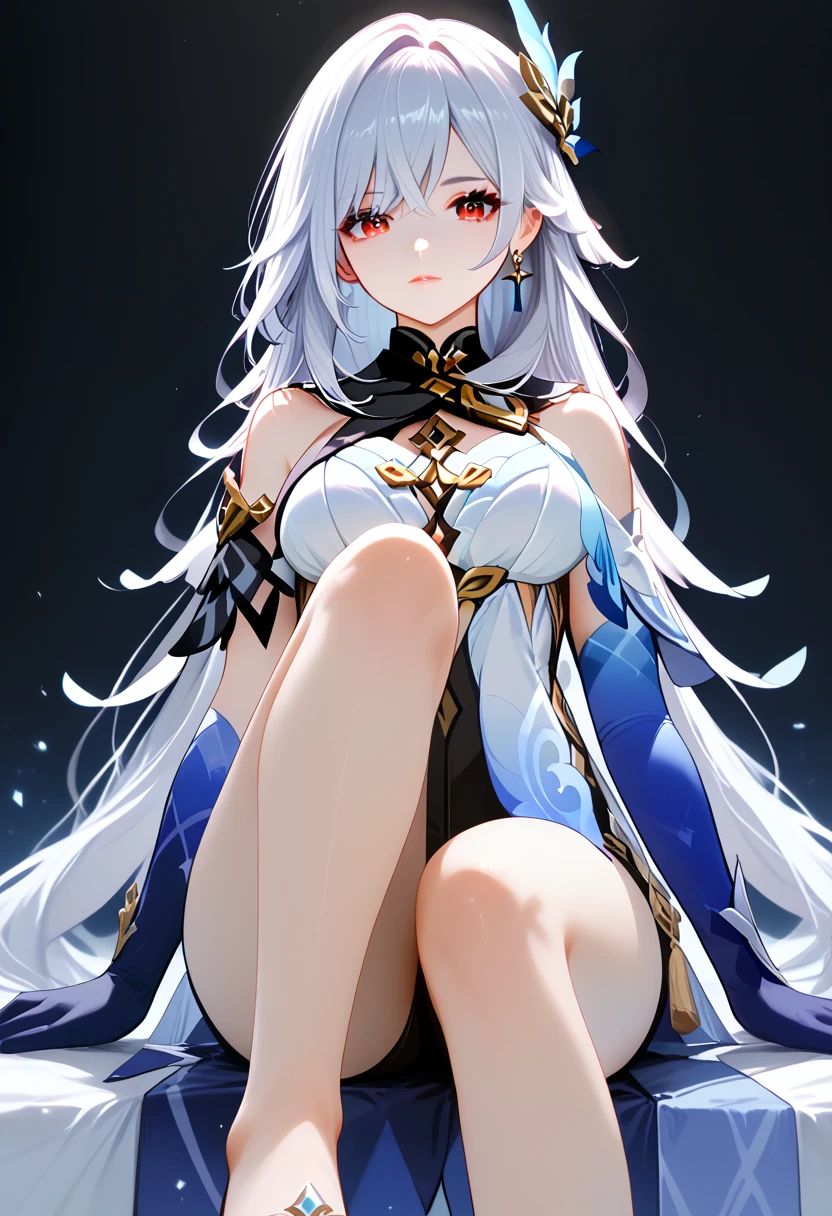 hof, 1girl, kiana kaslana, solo, seios pequenos, middlebreasts, olhos azuis, manoplas, cabelo branco, decote, joias, rabo de cavalo, brincos, ombros nus, boca fechada, franja, fundo simples, ornamento de cabelo, olhando para o espectador, cabelo entre os olhos, capa rasgada azul, armadura com detalhes de azul, cabelo antena, botas de coxa, coxas brancas, luvas pretas, botas, white footwear
