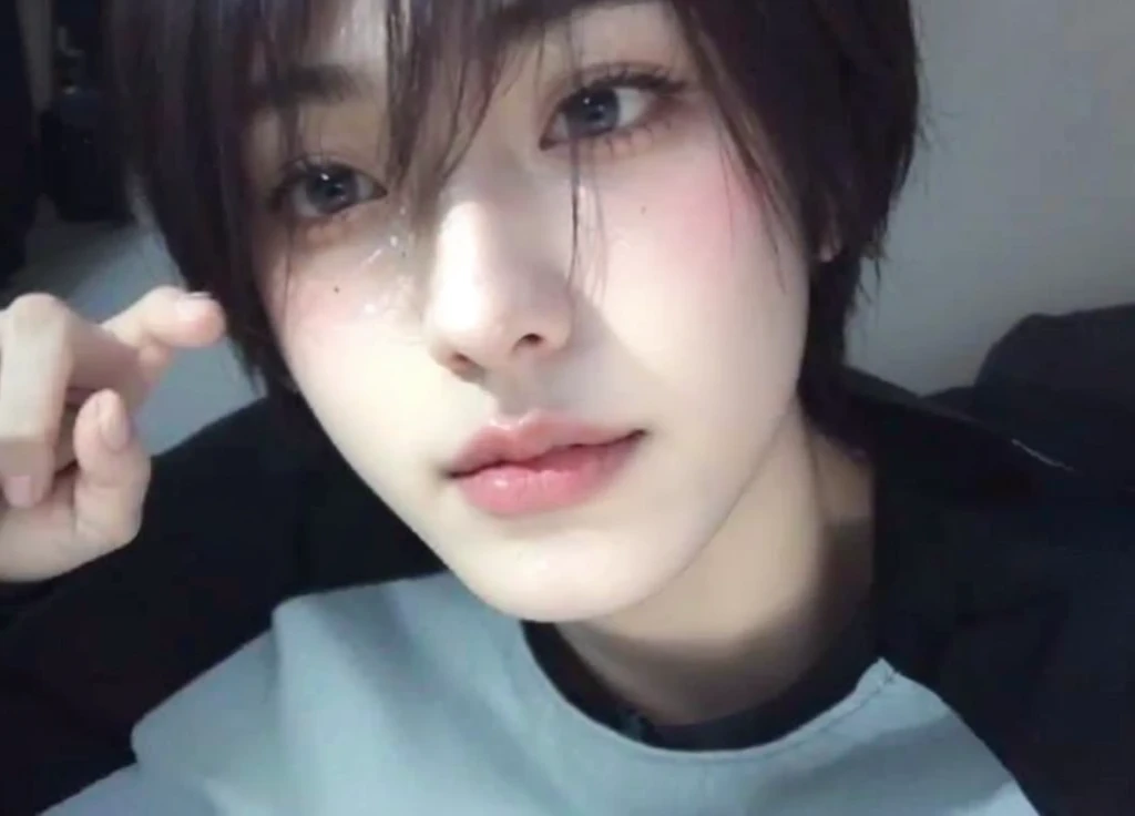 hay una mujer con una camisa azul sosteniendo un paraguas, Jinyoung Shin, kim doyoung, cai xukun, Jung Jaehyun, pintar ulzzang, hyung tae, jungkook, hong junio hyung, pale korean adorable face, foto de perfil en la cabeza, TaeJune Kim, delicate androgynous prince, Won Bin Lee, beautiful androgynous prince, sakimichan