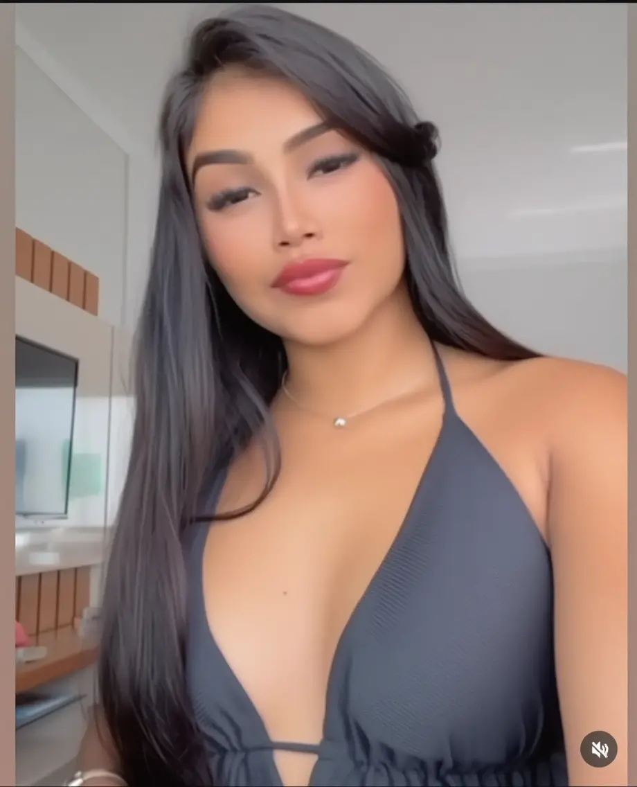 cabelos pretos, bobes de cabelo, long eyeslashes, solid circle eyes, Sorriso leve, toupeira sob o olho, heart earrings, Sorriso leve, Shy, puckered lips, Surrealismo, sombra projetada, Estereograma, Pov, atmosphric perspective, proFundidade de campo, First-person view, F/1.8, 8k, Super Detalhe, ccurate, best quality, Altas, best quality,corpo inteiro,sexy bikini,(seios grandes e cheios:1.5),(Bend your arms behind your head:1.2),(corpo grosso:1.7),cabelo de corte curto