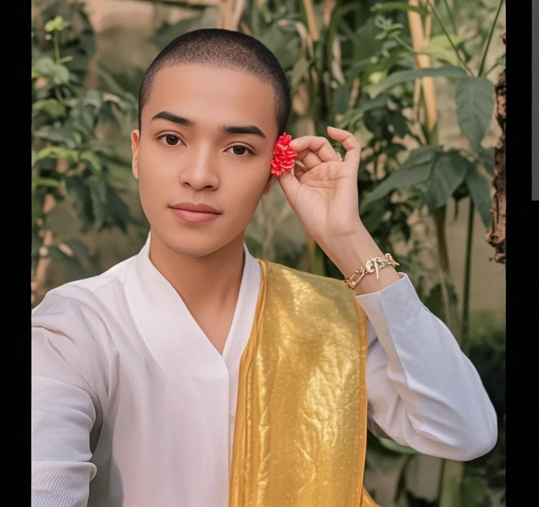 During Buddhist Lent, there is a large white stucco Buddha image. Monks in Thailand meditate, clothed but not wearing angsa. Has clear muscles, white skin, and a handsome face. Beaming Looks happy while meditating. Three people with freshly shaved heads and eyebrows. The backdrop is a golden Thai-style pagoda at night. There is a full moon floating in the middle of the sky with twinkling stars. Realistic picture.