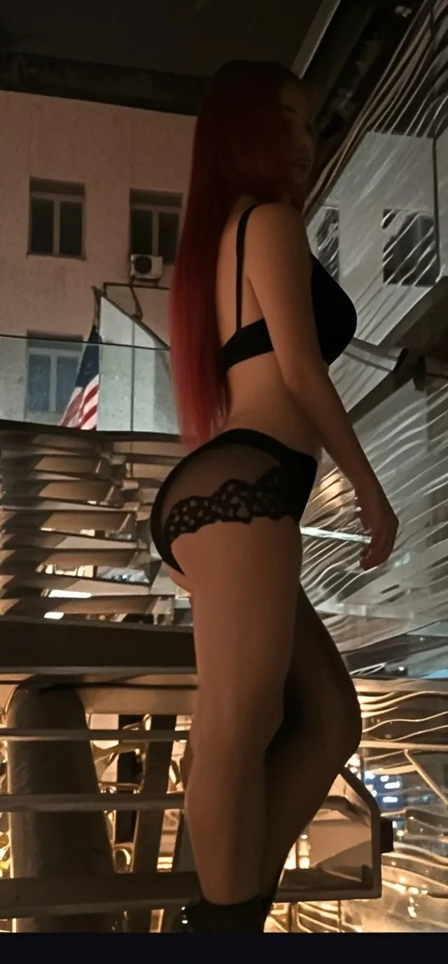 Beautiful woman, through the clear, blue eyes, Red hair,  breasts big, big-ass, Dubai background, black lingerie, defined body, ass for camera, sexly