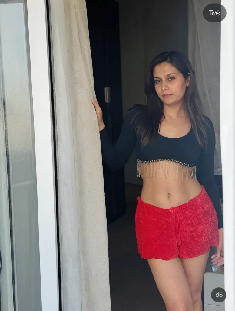 tem uma mulher de camisa vermelha e calcinha branca, her navel is exposed, ela tem cerca de 35 anos, ela tem cerca de 35 anos, ela tem cerca de 35 anos, ela tem cerca de 35 anos, barriga exposta, umbigo mostrando, (35 anos), ela tem cerca de 35 anos