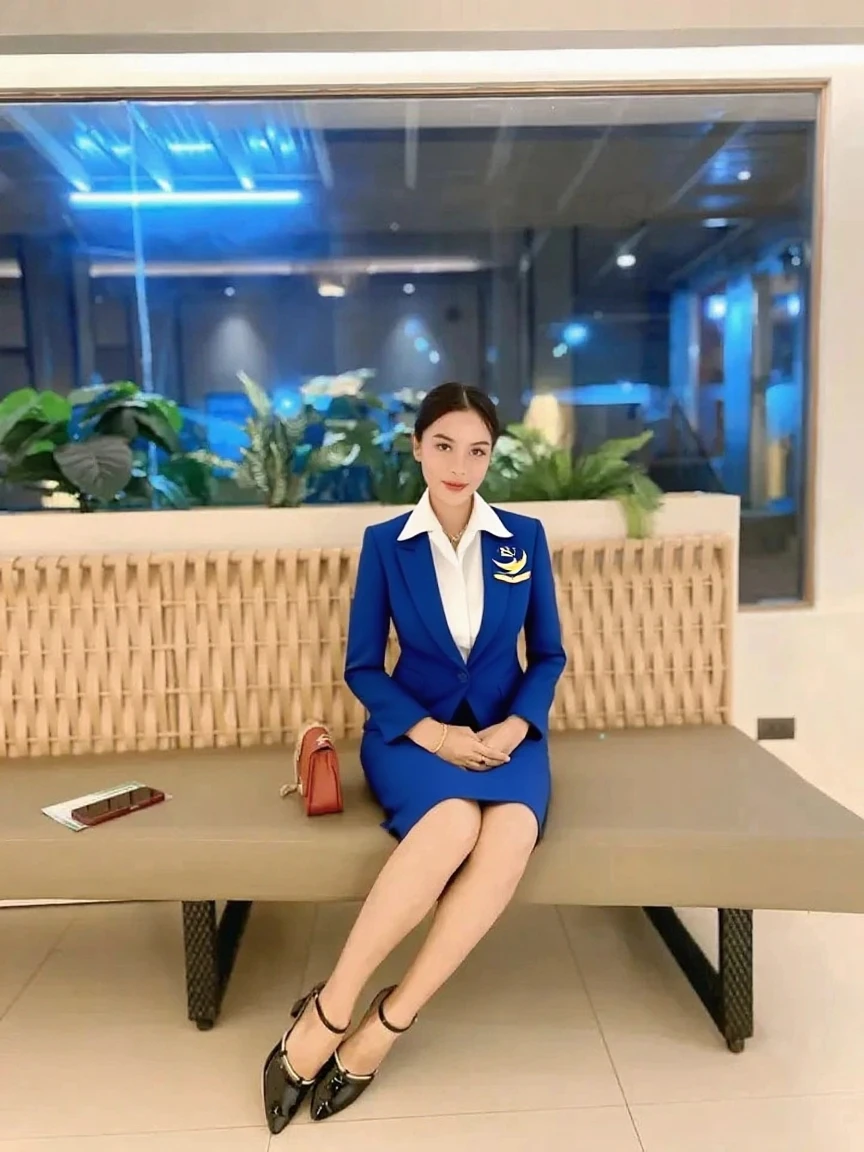 Indoor airlanes,black hair, indonesian,wearing garudaindonesia uniform,white skin,large breast, (masterpiece:1.4),((sfw)),busty,big breasts