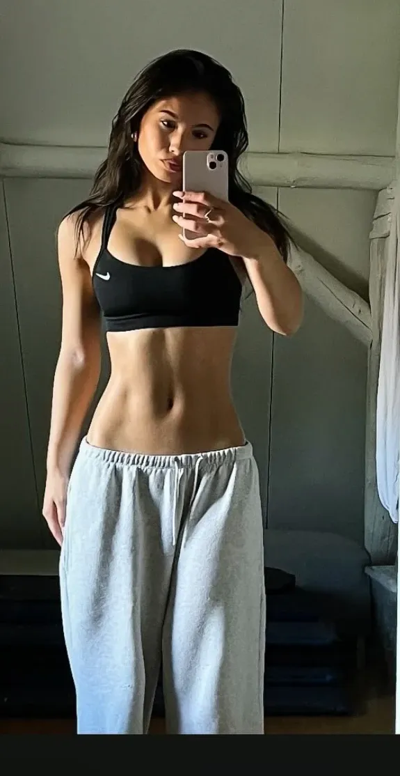 Mujer arafed con un top blanco sosteniendo un plato de fresas., 2 4 year old female model, Foto en forma, 18 years old, physical : tinyest midriff ever, Foto de Slim Girl Model, Foto de Slim Girl, Anna Nikolanova aka Newmilky, Ajuste ajustado, Figura delicada en forma, 1 6 years