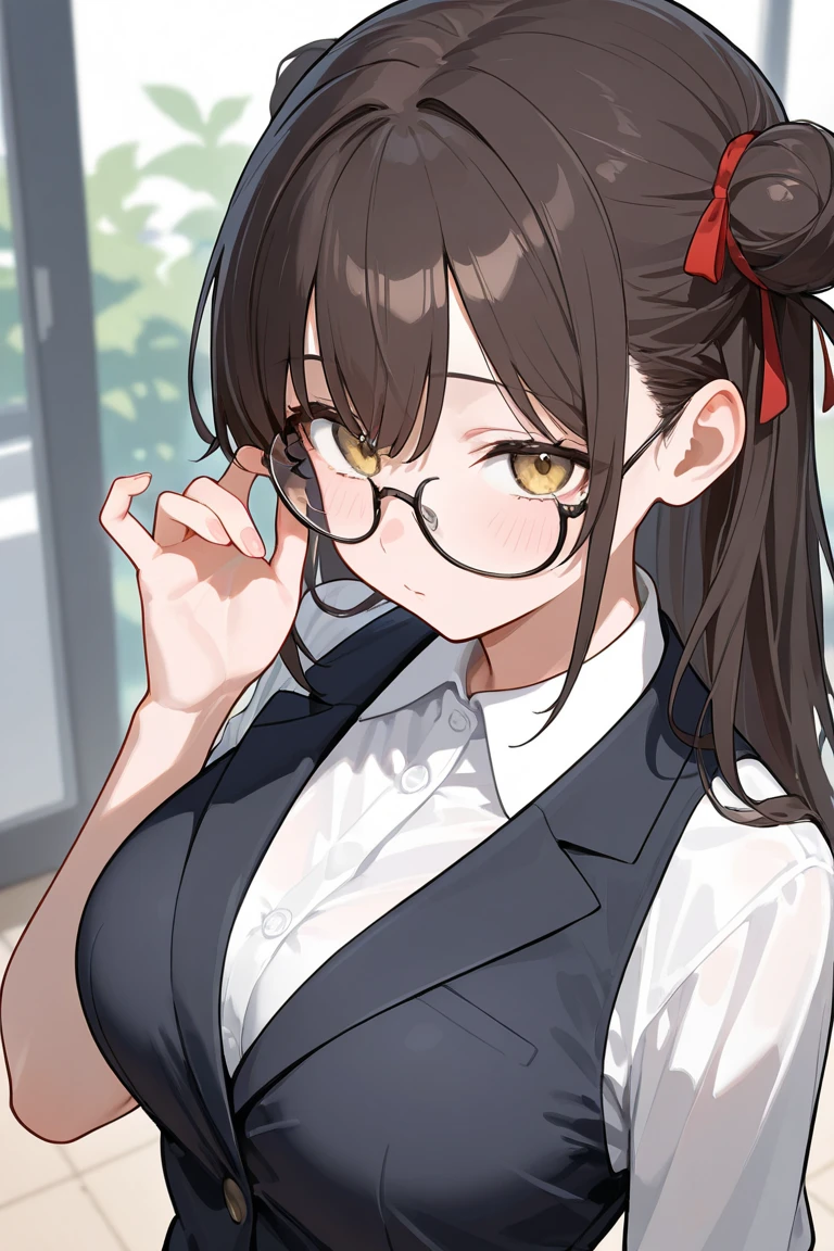 Brown Hair，ponytail，girl，Holding up his glasses with his left hand，that&#39;It&#39;s too bright so I close my left eye，Sandy Beach，Shorts，Roll up your shirt sleeves