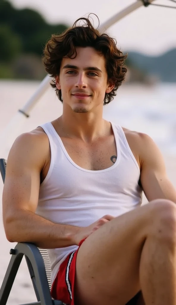 Fotografia meio corpo de um homem europeu jovem, 35 anos, na praia.