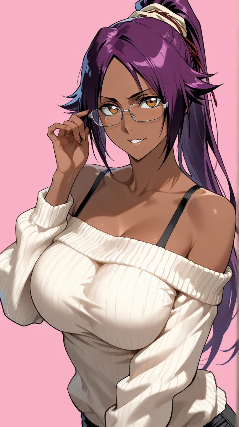 Mulher morena, pele escura, dark skin, purple eyes with shades of purple, rosy lips, cabelo roxo escuro ondulado com mechas rosas, smiling seductive expression, corpo definido e sexy, roupa de coelhinha rosa